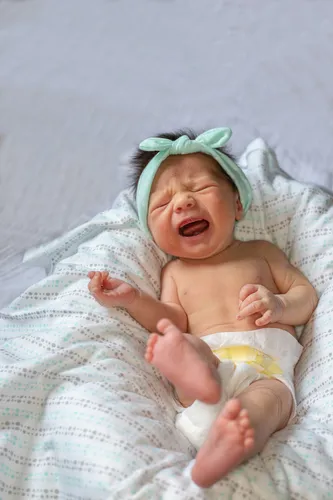 bebê com algum incomodo e chorando