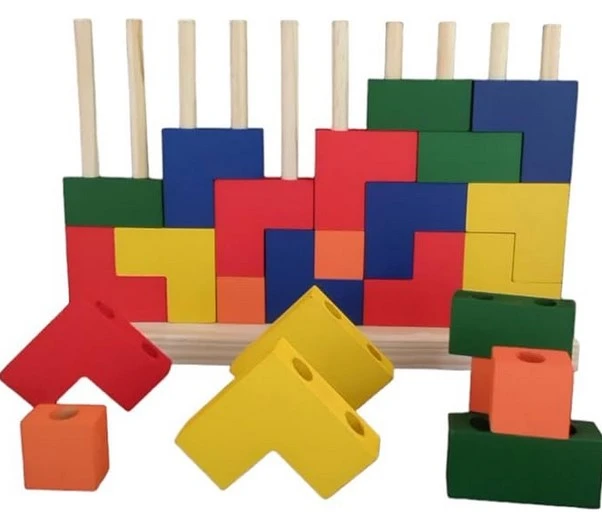 Jogo de tabuleiro didático infantil de madeira com diversos pilares finos onde se pode encaixar peças coloridas com variados formatos.