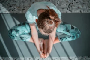 menina em posição de yoga