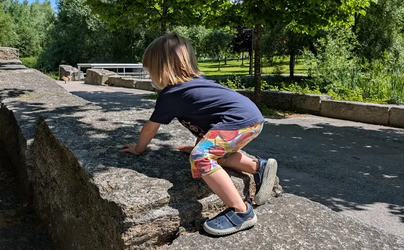 Criança a escalar muro