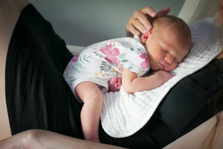 bebê recém nascido em viagem