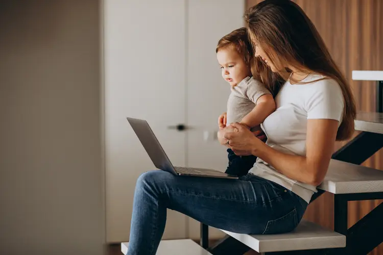 Mulher a trabalhar no computador