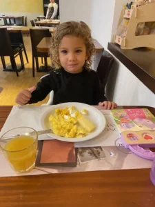 Menina de camisa preta comendo