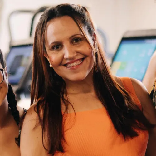 mulher vestida de laranja sorrindo