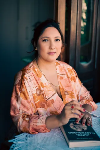 mulher olhando fixamente com uma roupa estampada