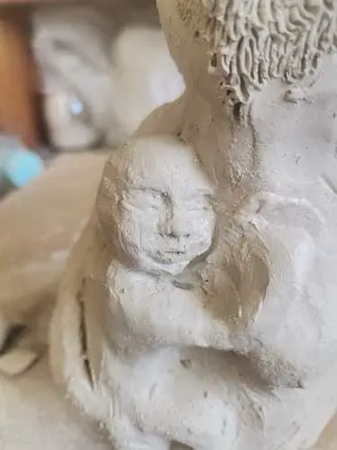 escultura de mãe-bicho segurando filhote em processo
