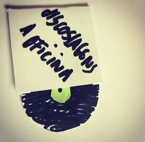 desenho rabiscado em azul em formato de disco de vinil, com um bilhete escrito "discolagens oficina"